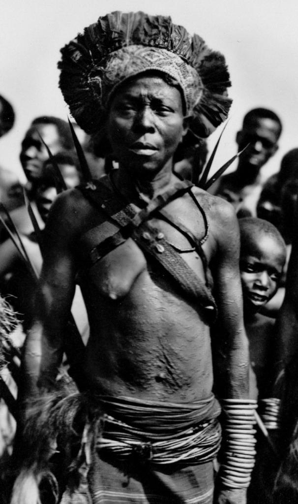 Casimir Zagourski (1883-1944) Femme portant une coiffe, Estimation : 1200 / 1800 €