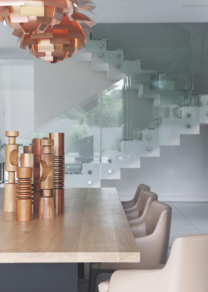 La maison d'art, décoration d'intérieur par ARRCC. Le lustre mobile donne du caractère à la salle à manger. Photo par Elsa Young