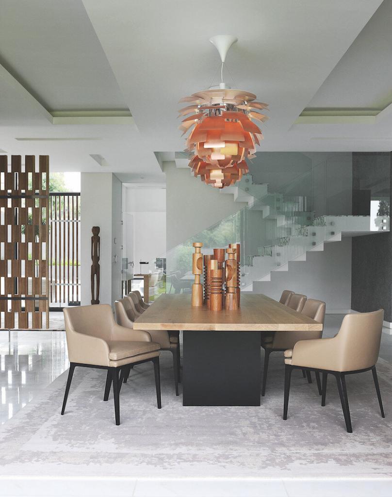 La maison d'art, décoration d'intérieur par ARRCC. Le lustre mobile donne du caractère à la salle à manger. Photo par Elsa Young