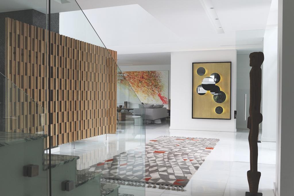 La maison d'art, décoration d'intérieur par ARRCC. Vue depuis l'entrée et le miroir abstrait. Photo par Elsa Young