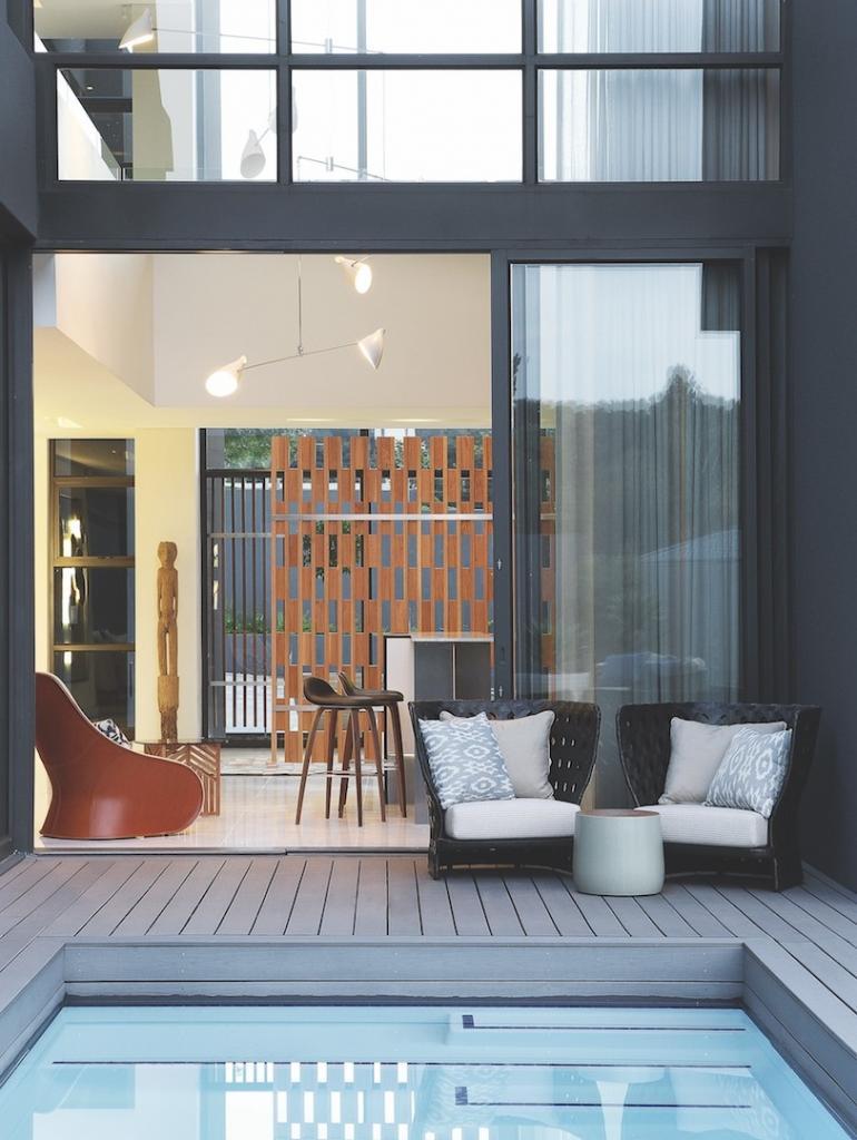 La maison d'art, décoration d'intérieur par ARRCC. Vue depuis le patio et la piscine. Photo par Elsa Young