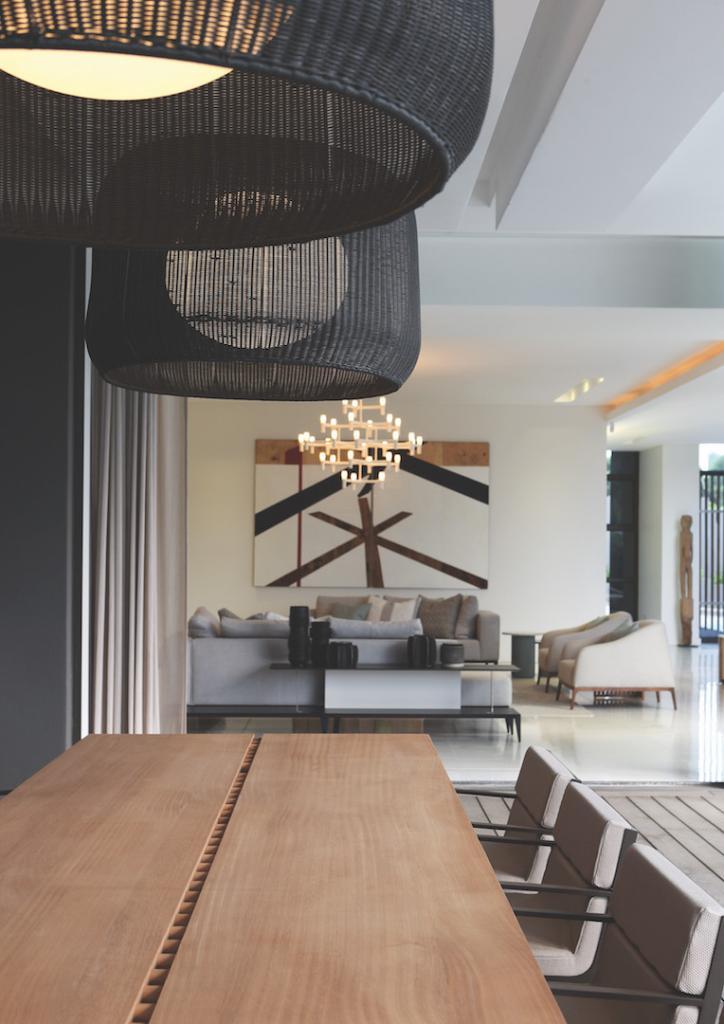 La maison d'art, décoration d'intérieur par ARRCC. Vue depuis l'espace de déjeuner extérieur. Photo par Elsa Young