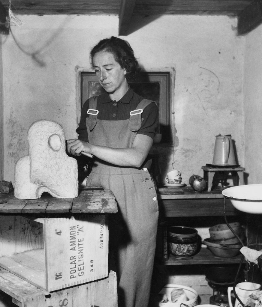 12. Sonja Ferlov Mancoba Sonja Ferlov Mancoba, travaillant sur The Little Careful One dans son atelier à Gudhjem, sur l’île de Bornholm au Danemark, en 1951. © Adagp, Paris 2019- © Johnny Bonne / AFP Sources Extra