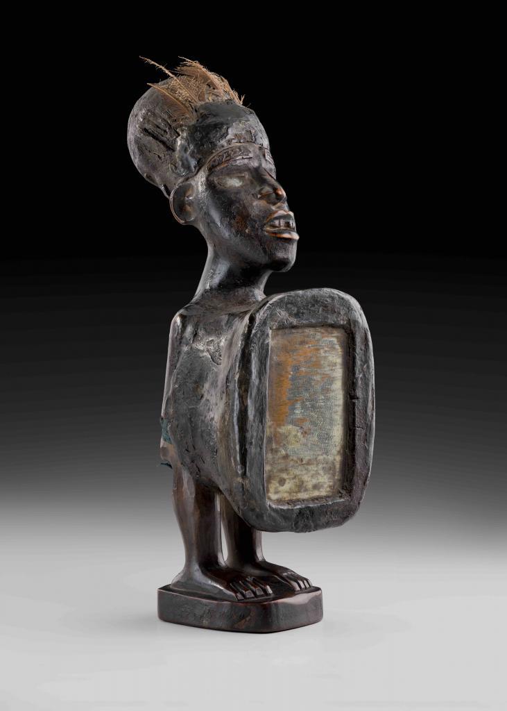 Kongo/Vili nkisi Figure Democratic Republic of the Congo © Paso Doble - studio Philippe de Formanoir