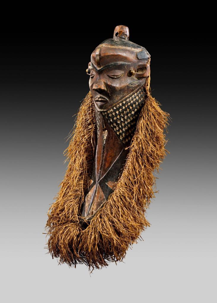 Pende Giwoyo mask, Democratic Republic of the Congo, Wood, vegetal fibers, pigment, H. 60 cm © Sindika Dokolo Foundation