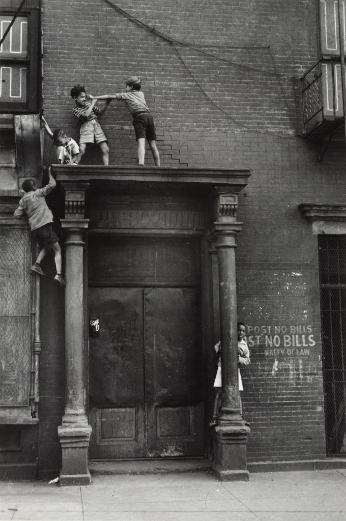 Helen Levitt, New York, 1939. © 2019 Film Documents LLC & MoMA