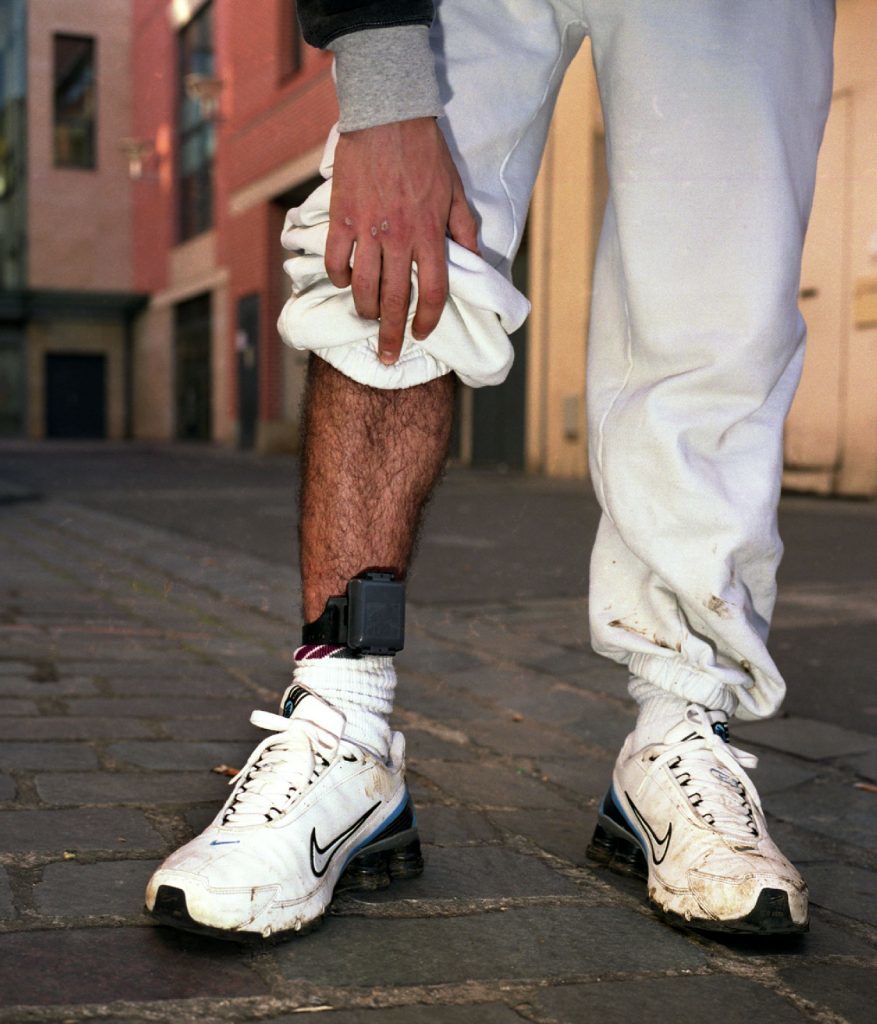 Mohamed Bourouissa, Bracelet électronique, 2014. Avec l’aimable autorisation de l’artiste et kamel mennour, Paris/London. ADAGP (Paris) 2019. © Mohamed Bourouissa