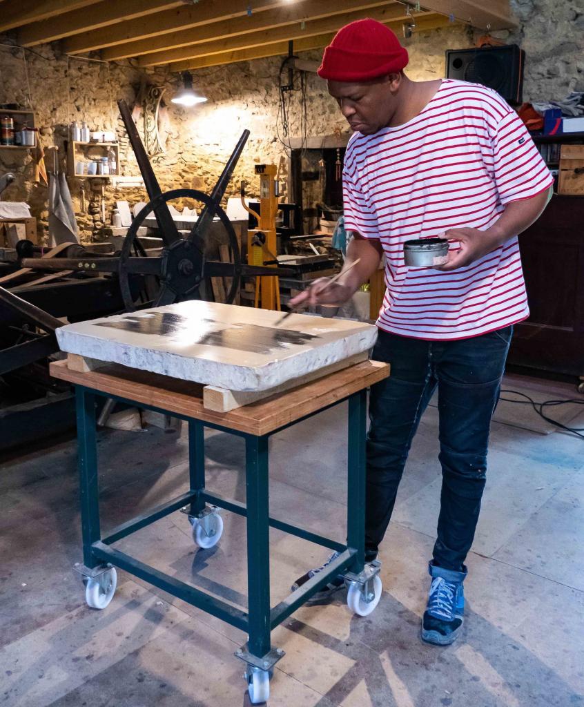 Mongezi en préparation de la pierre.