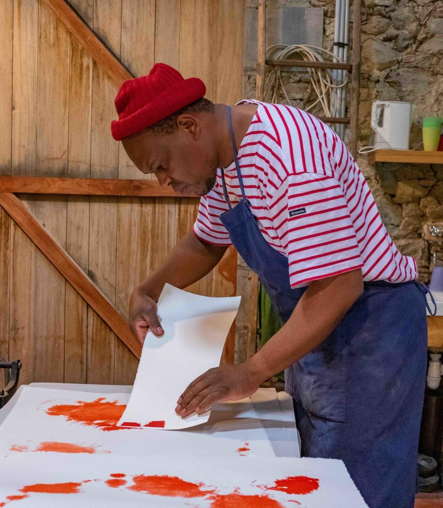 Mongezi Ncaphayi dans le choix des couleurs pour la prochaine lithographie à l'Atelier le Grand Village.