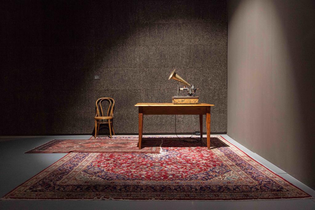 Wiliam Kentridge putting drawings to work - Installation view_ O sentimental Machine