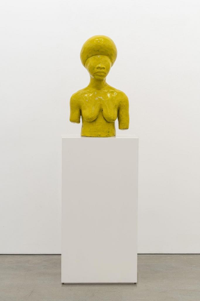 Simone Leigh, figure (1352-Y), 2020. Grès émaillé. 29 1/8 x 10 7/8 x 17 5/8 pouces (74 x 27,6 x 44,8 cm)