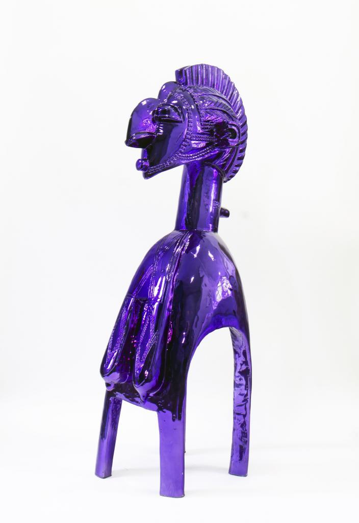 Niyi Olagunju, Baga Nimba Purple Chrome, 2020, résine chromée, 138 × 46 × 60 cm. Avec l'aimable autorisation de TAFETA