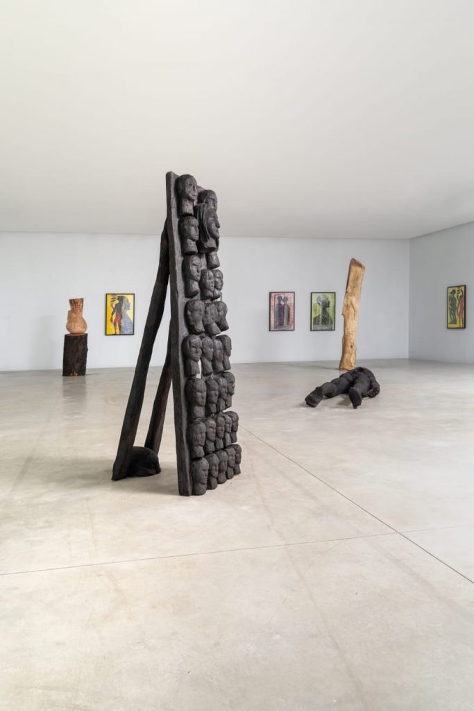 Vues de l'exposition personnelle de Jems Koko Bi à la galerie Cécile Fakhoury à Abidjan. © Galerie Cécile Fakhoury