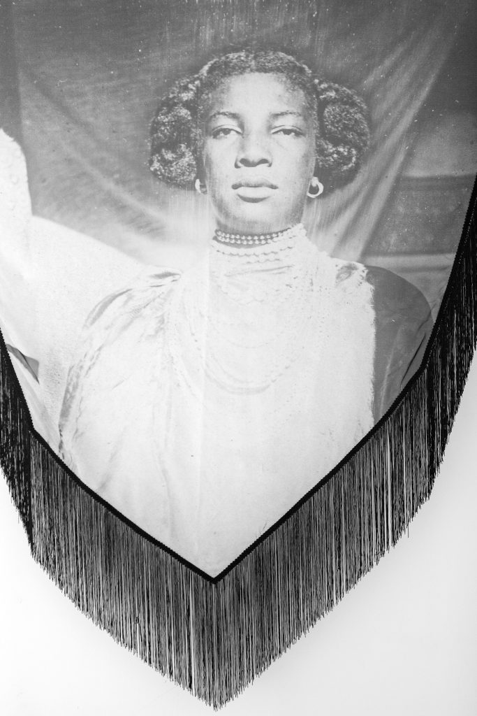 Woman by the window (détail), Tissu Voile Volando, encre à sublimation, Sapele, laiton, 135 x 168 cm