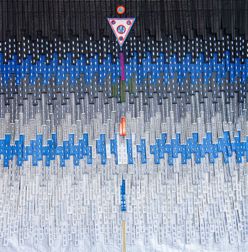 Abdoulaye Konaté, Petit personnage sur fond gris bleu, 2020, Textile, 229 x 227 cm. Courtesy of La Galerie 38.